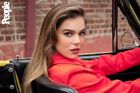 hailee steinfeld tetas|Video: Hailee Steinfeld poses topless during sultry photoshoot